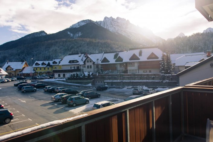 Pogled iz balkona apartmaja Luna. Pogled na center mesta in na s soncem osvetljene gore.