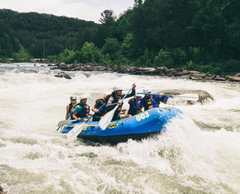Rafting Le dobre pol ure stran iz Kranjske Gore lahko uživate v adrenalinskih aktivnostih na reki Soči - rafting, canyoning, kajak