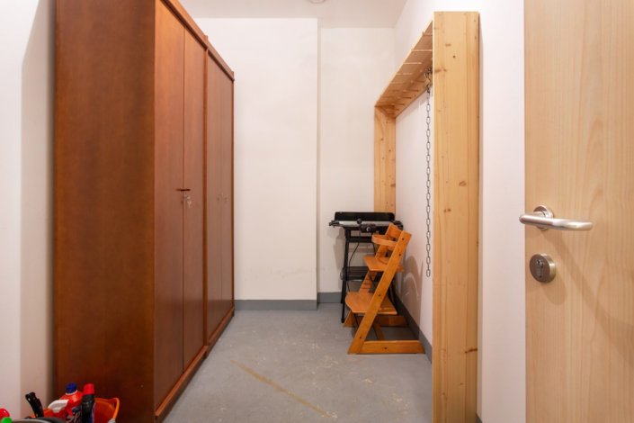 Prostor za shranjevanje v apartmaju Luna. V prostoru lahko shranite smučarsko opremo ali do 6 koles.