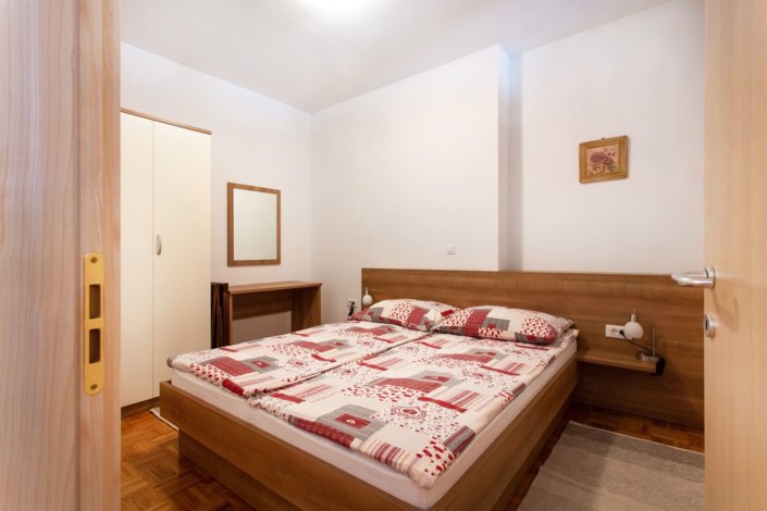 Spalnica z zakonsko posteljo.