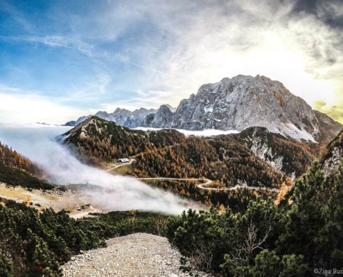 Gore v okolici Kranjske Gore, nekatere so pobeljene s snegom