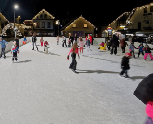 Drsalisce v Kranjski Gori V Kranjski Gori lahko blizu glavnega trga najamete (oz. izposodite) drsalke in si privoščite drsanje na osvetljenem drsališču